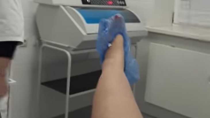 Водвадцатилетняя милашка расставила ноги на приеме у гинеколога