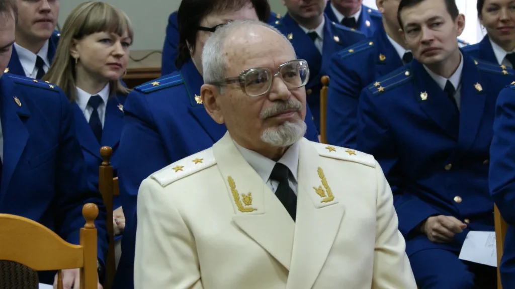 Брянская прокуратура поздравила ветерана ведомства Геннадия Михайлина с 85-летием