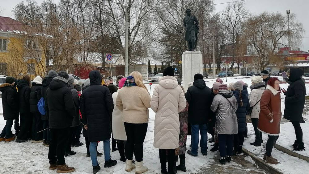 Жители Брянска возле памятника Пушкину прочли стихи великого классика