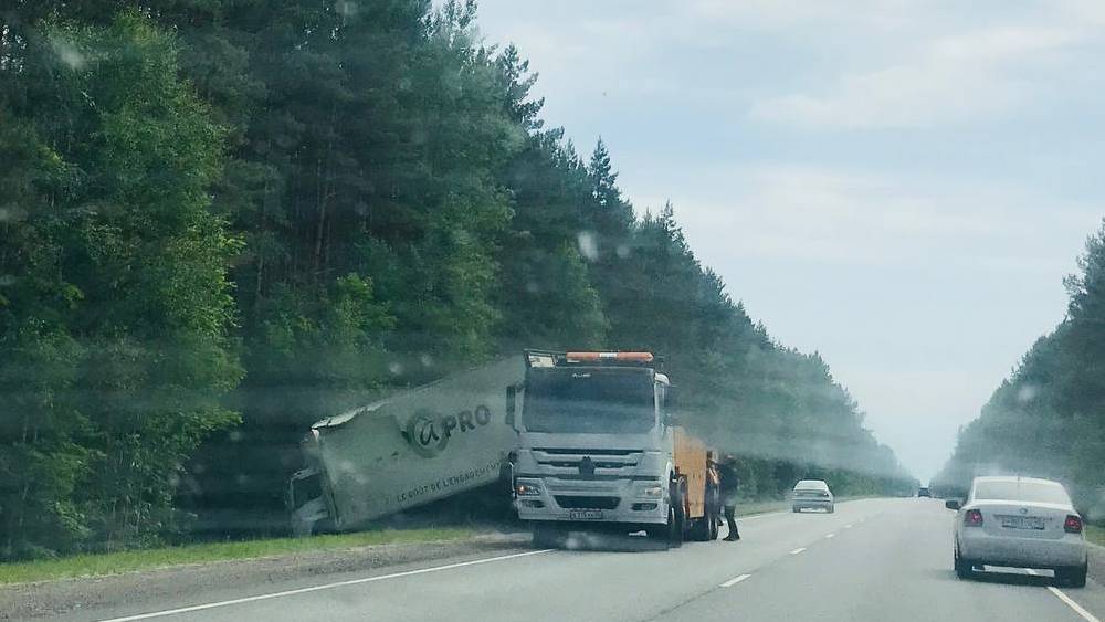 На границе Брянской области произошло серьезное ДТП с грузовиком