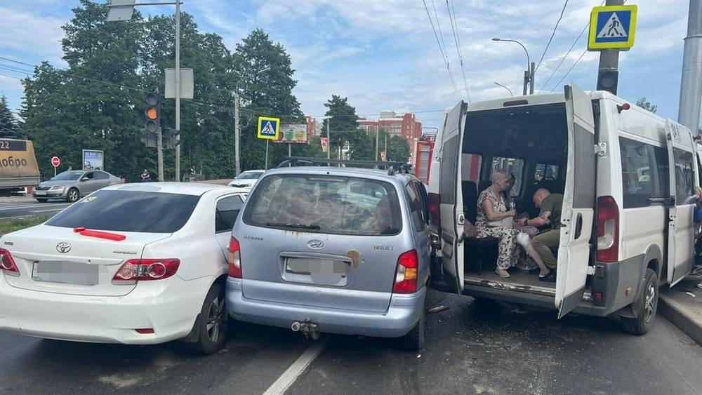 В Брянске полиция сообщила об обстоятельствах серьезного ДТП с маршруткой