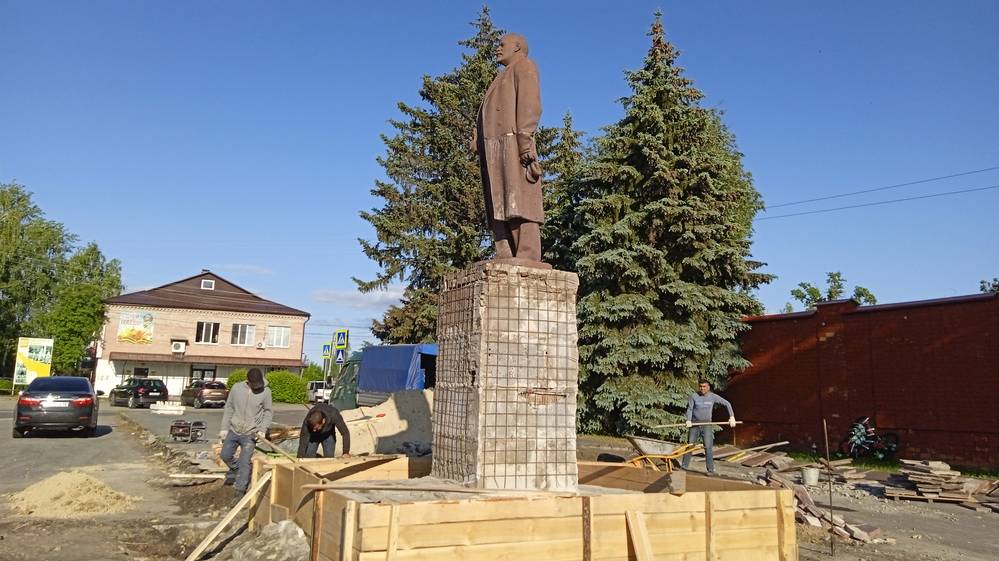 «Дедушка будет красивый»: в Локте приступили к ремонту памятника Ленину