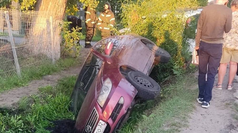 В Брянске после столкновения с двумя автомобилями перевернулась легковушка