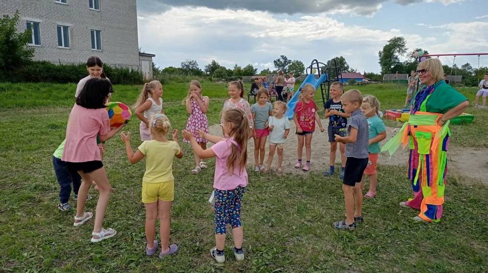 Новую детскую площадку подарили для ребятишек Карачевского района