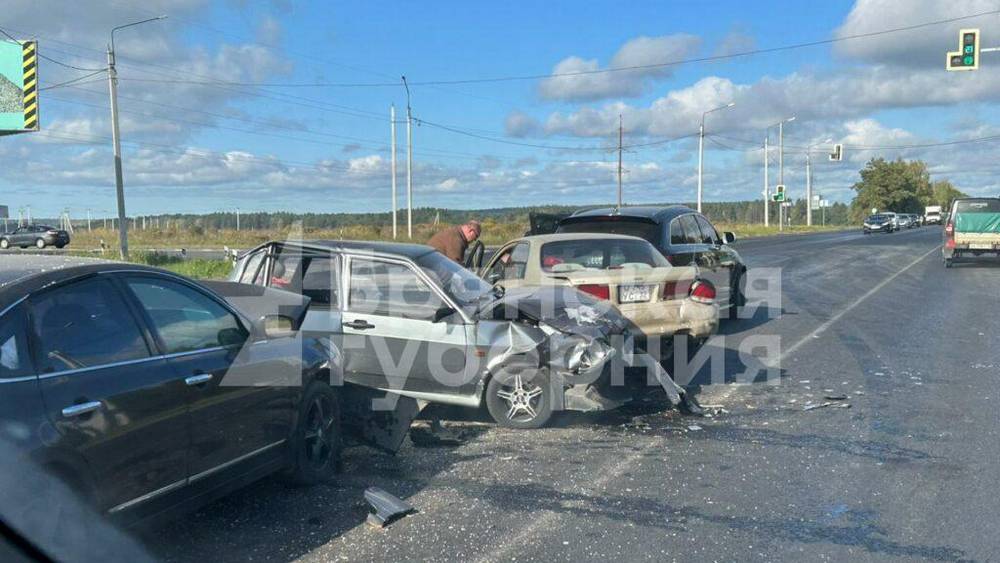 Появились новые фотографии с места массового ДТП под Брянском