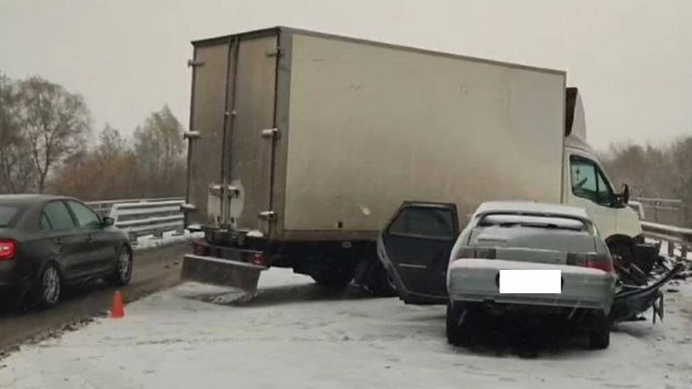 Два человека погибли и трое ранены в ДТП на заснеженной брянской трассе