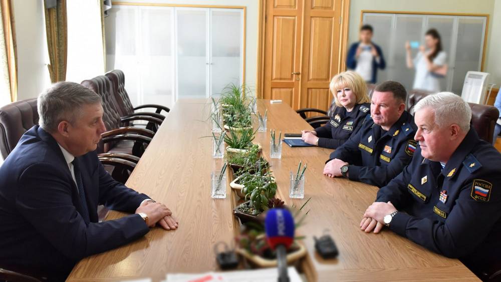 В Брянске губернатор встретился с замдиректора службы приставов Рагозиным