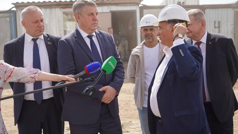 Глава области Александр Богомаз осмотрел важные стройки в Брянске