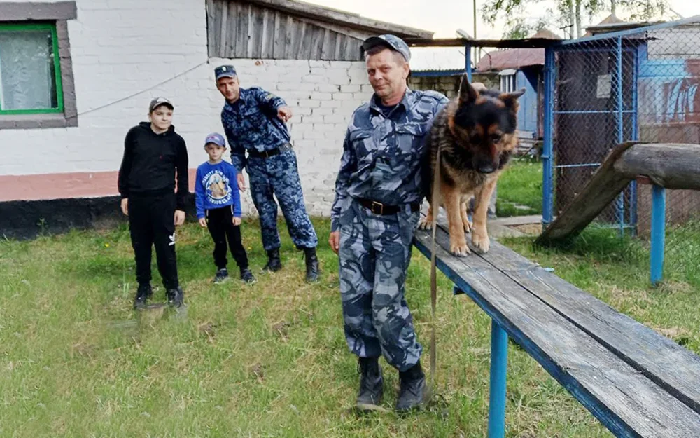 В брянской колонии для детей сотрудников провели акцию «Один день на службе с папой»