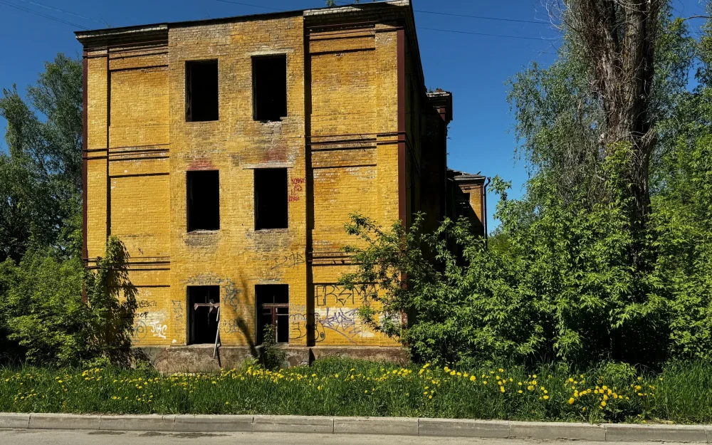 Брянская прокуратура забыла про жуткое заброшенное здание в центре города