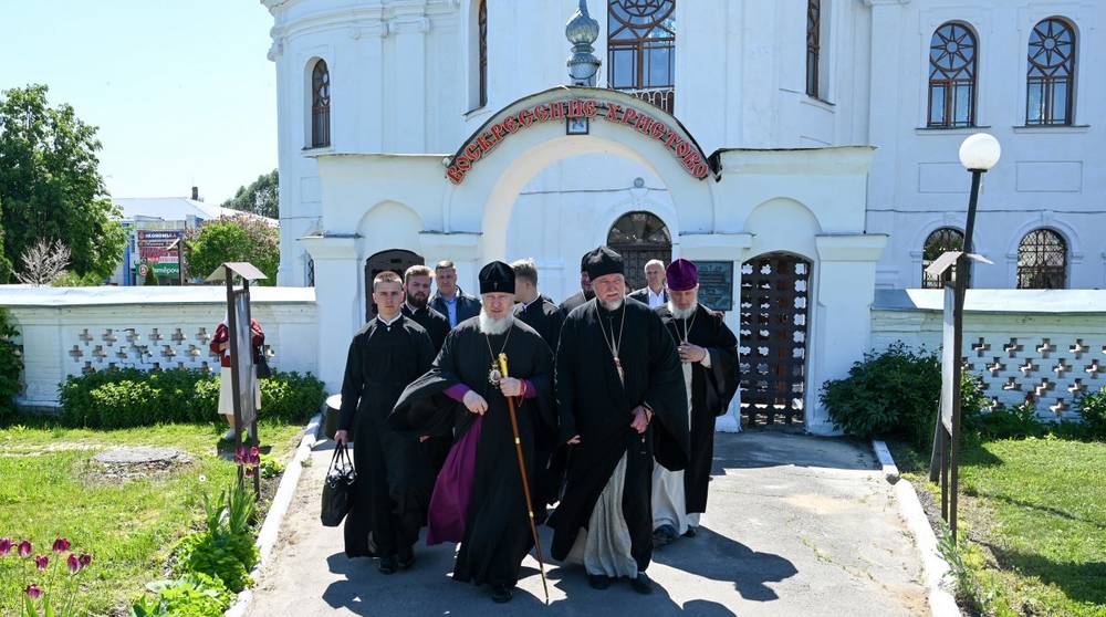 Митрополит Александр и епископ Владимир совершили Литургию в Воскресенском храме Почепа