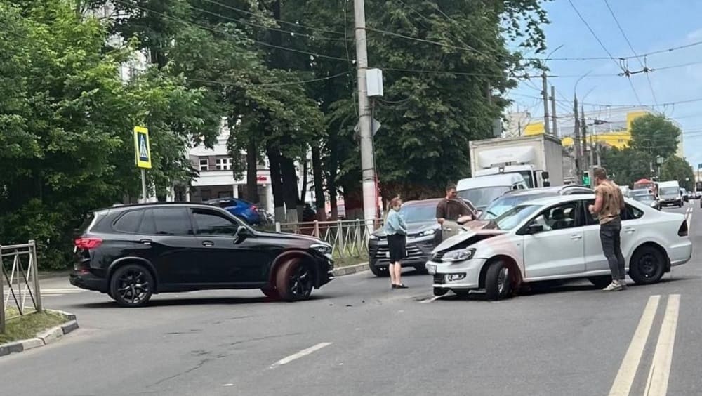 В центре Брянска возле площади Партизан столкнулись два легковых автомобиля