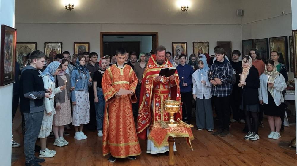 В храме поселка Локоть Брасовского благочиния совершен молебен для выпускников школ