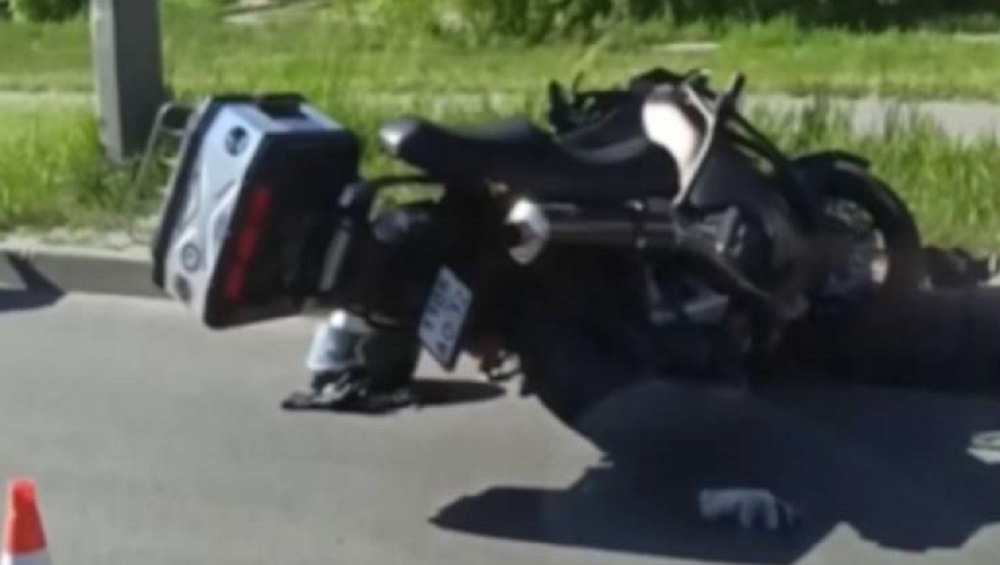 В Брянске на улице Бурова в ДТП с 2 автомобилями пострадал 40-летний мотоциклист