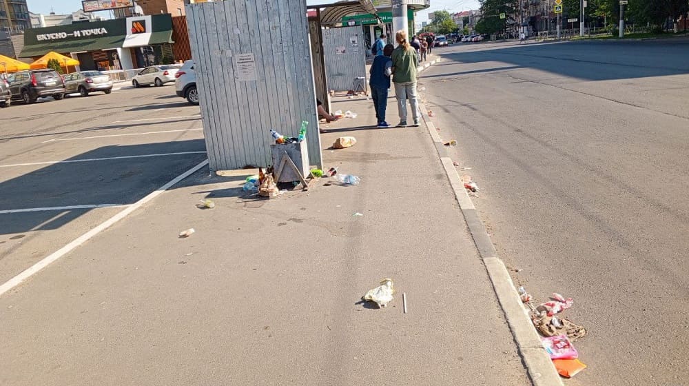 В Бежицком районе Брянска остановка возле «БУМ-сити» превратилась в свалку