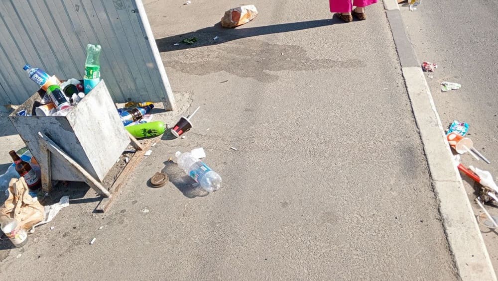 В Бежицком районе Брянска остановка возле «БУМ-сити» превратилась в свалку
