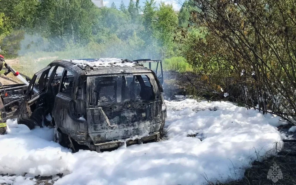 Спасатели потушили горевший под Брянском легковой автомобиль