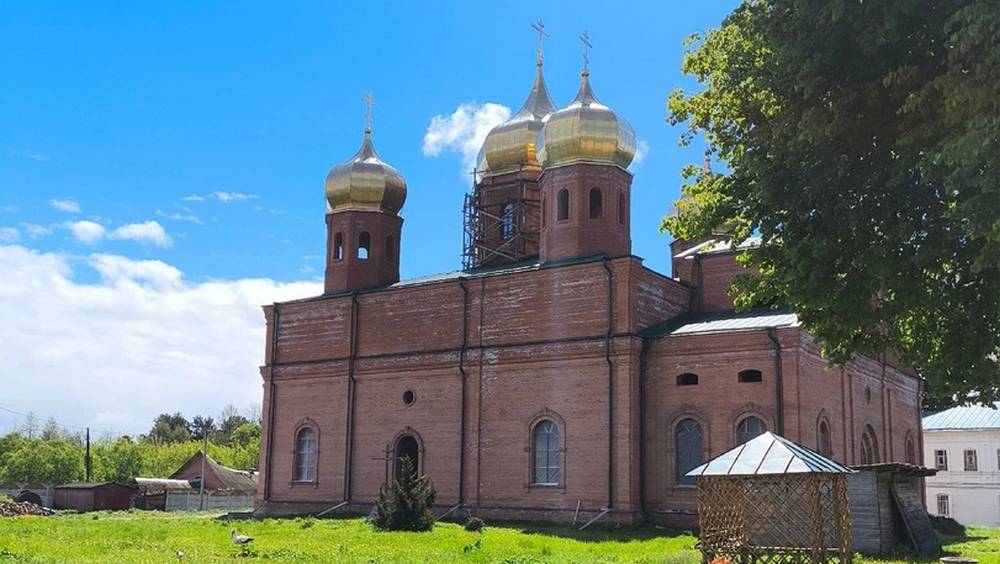 Брянские волонтеры помогли в благоустройстве территории женского монастыря