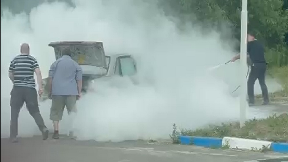 В Брянске полицейские помогли потушить загоревшуюся возле автозаправки легковушку