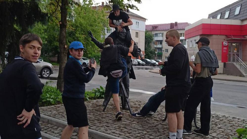 В Брянске футбольные фанаты атаковали памятник фотографу