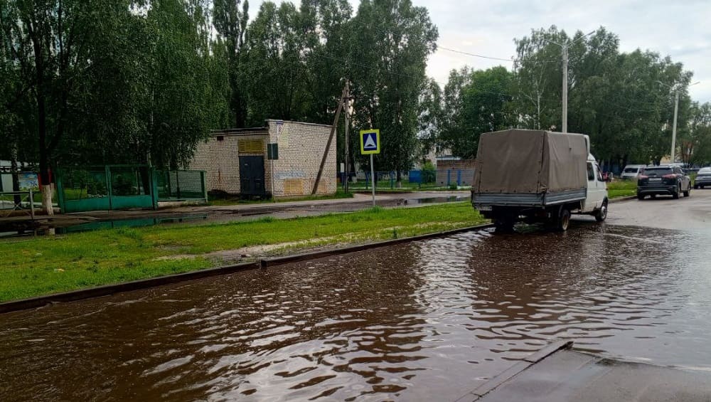 В Брянске проблемная дорога к гимназии № 5 снова ушла под воду