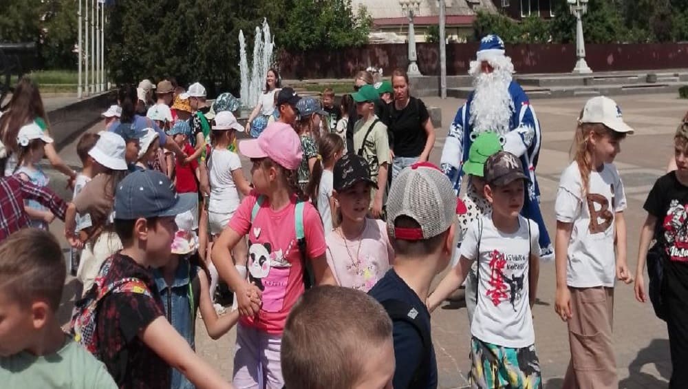 В Брянске дети отметили начало летних каникул вместе с Дедом Морозом и Снегурочкой