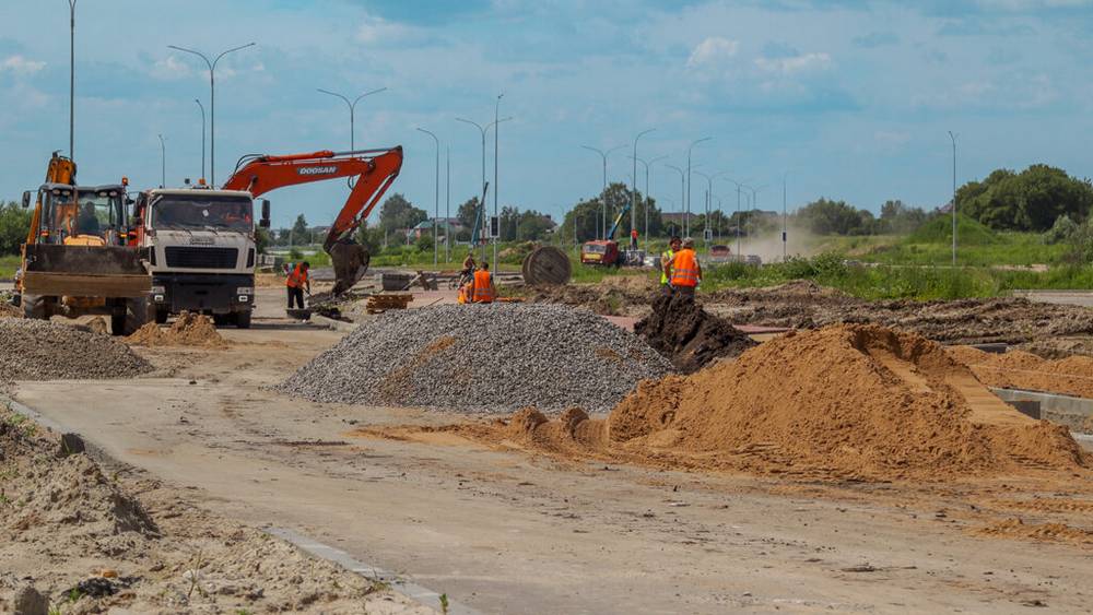 Завершается строительство дороги с велодорожкой на улице Иванова в Брянске