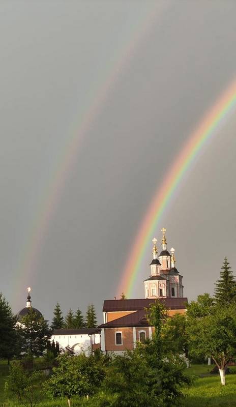 В Брянске сделали изумительное фото радуги над Свенским монастырем