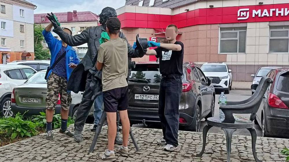 Атаковавших в Брянске памятник фотографу фанатов остроумно наказали