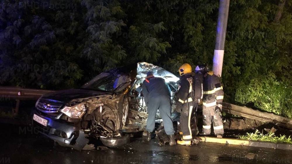 В Брянске спасатели вызволили раненого из раздавленного бензовозом автомобиля
