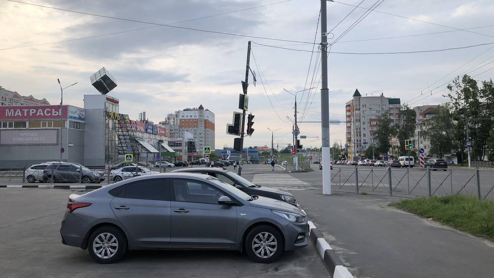 В центре Брянска подготовился к свободному падению столб со светофором