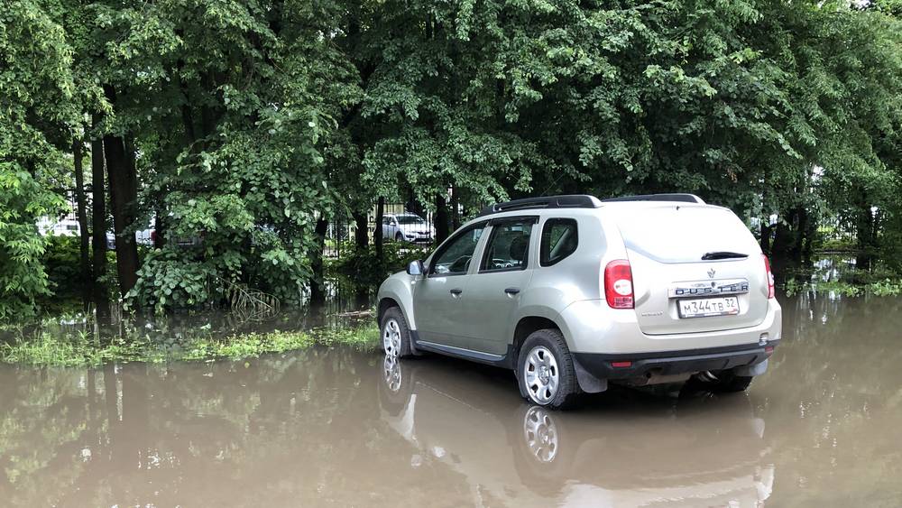 В Брянске после ливня в водную западню попали многие автомобили