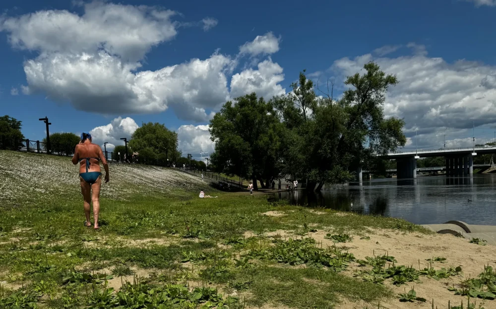 Жители Брянска нашли спасение от жары на набережной Десны