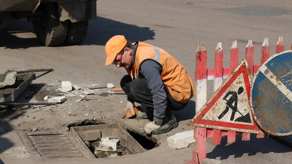 Власти Брянска из-за ливней начали активную очистку колодцев и канализации