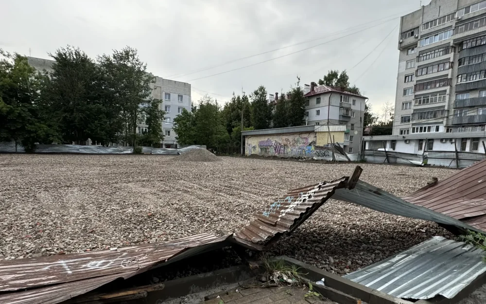 В Брянске на улице Дуки привели в порядок пустырь на месте бани