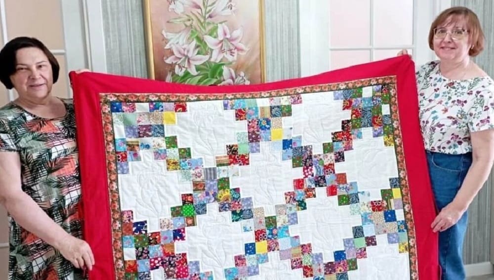 К 80-летию Брянской области 50 мастериц сшили гигантское лоскутное одеяло