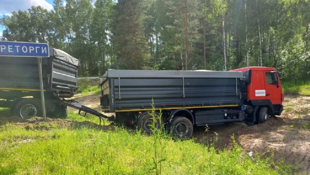 Под Выгоничами в ДТП с легковушкой и грузовиком пострадал молодой водитель