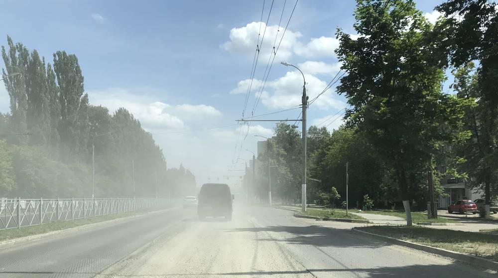 В Брянске Московский проспект скрылся за пыльным туманом