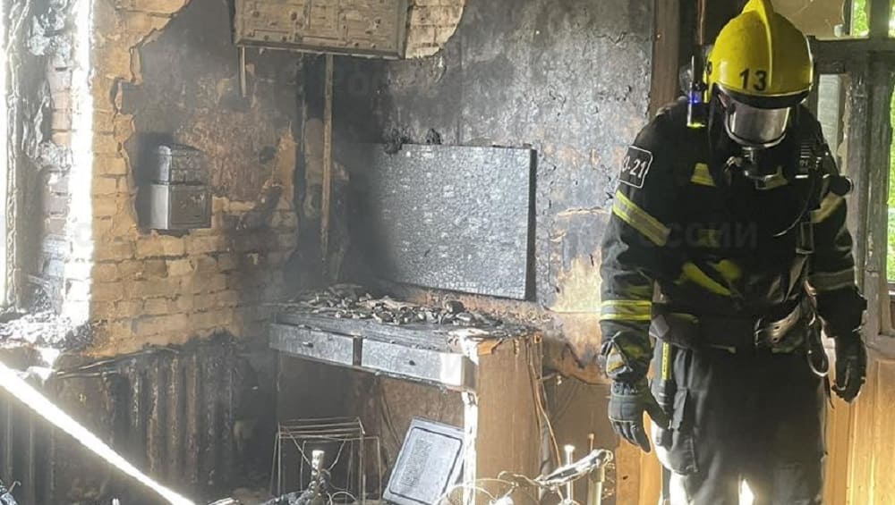 В Брянске при пожаре в четырёхэтажке на улице Ульянова женщина получила ожоги