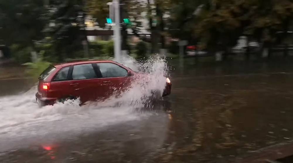 В Брянске улицы из-за мощного ливня ушли под воду