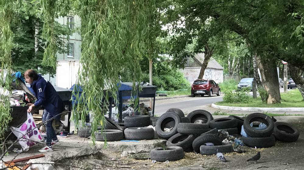 В Брянске на улице Докучаева мусорный «полигон» забросали шинами