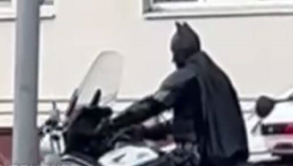 По Володарскому району Брянска на мотоцикле промчался Бэтмен