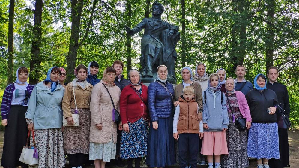 Брянские паломники побывали в Святогорском монастыре и в Михайловском