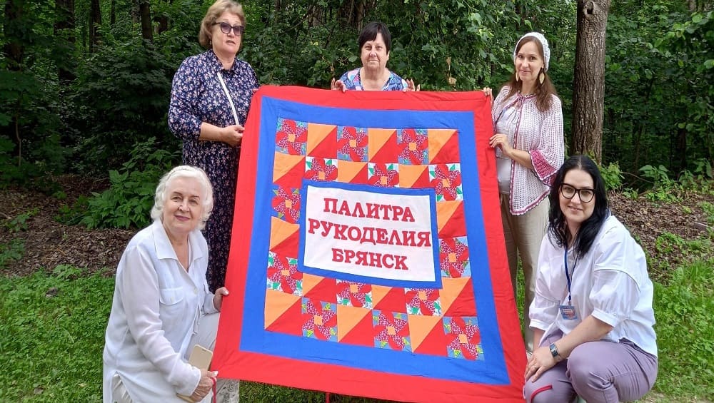 Рукодельницы сшили огромное одеяло как символ защиты Брянской области