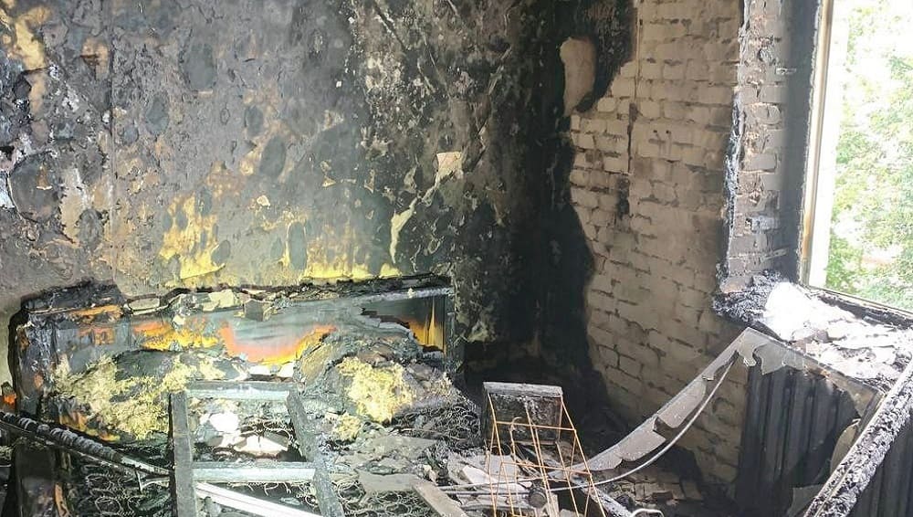 В Брянске из горевшей многоэтажки эвакуировали 7 жильцов, одного человека спасли