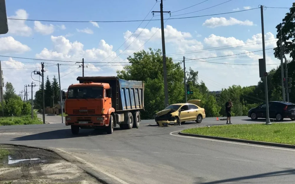 На перекрестке возле «Мегаполис-Парка» в Брянске произошла авария