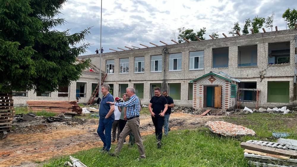 Брянский губернатор Богомаз проверил ремонт школы в глубинке