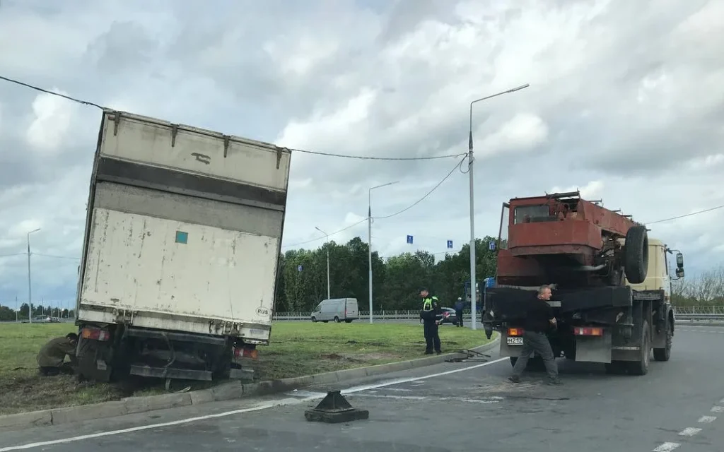 В Брянске на проспекте Героев во время ливня перевернулся грузовик