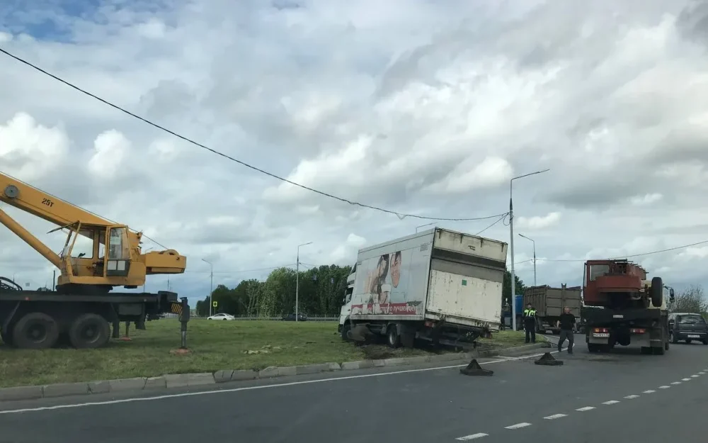 В Брянске подняли грузовик с разворотного кольца на проспекте Героев