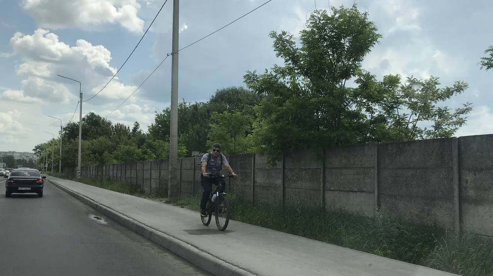 Самому пустынному и самому длинному тротуару Брянска нашлось применение